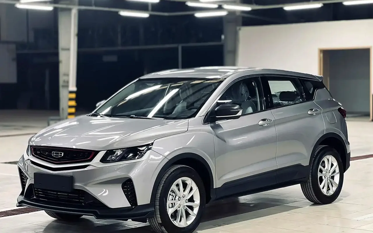 Geely Coolray màu bạc nhìn từ phía trước trong khu trưng bày