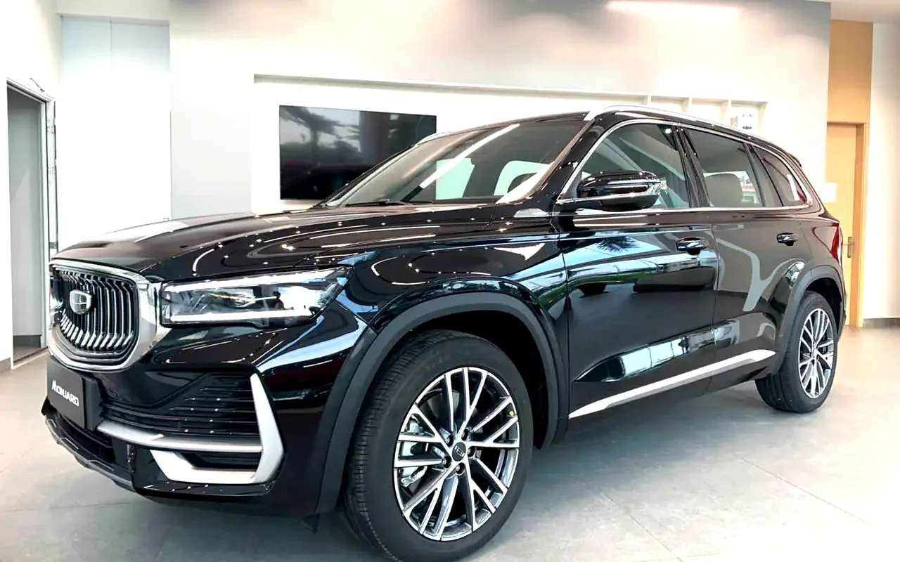 Geely Monjaro màu đen nhìn từ phía trước trong khu trưng bày